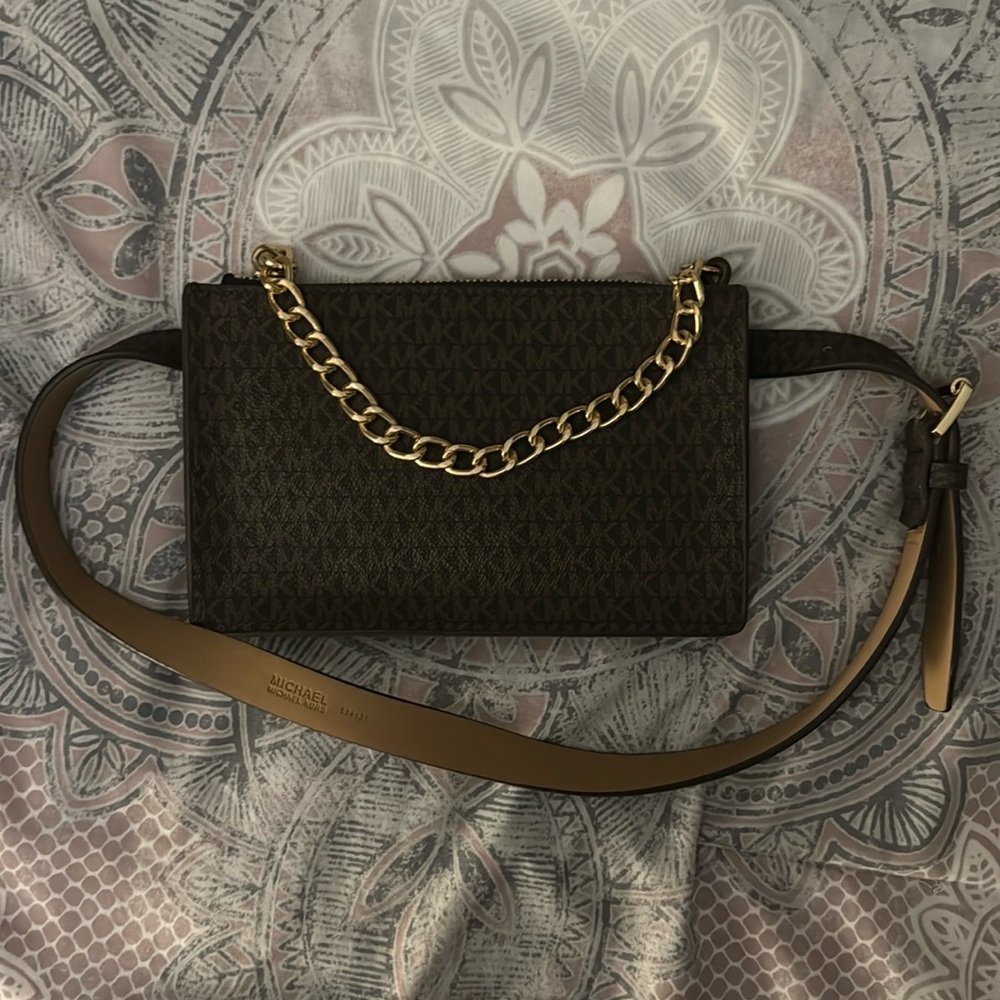 Michael Kors Belt Bag with attached chain link zipper - Picture 3 of 3